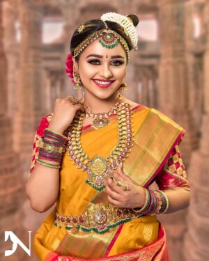 Dhanu shree Instagram - Iyengar bridal look amazingly done 😇

Mua : @makeupbydivyanagaraj 
jewels : @dnjewelleryhouse
Pc : @chidu.ln_portraits
Hair and flowers : @saidurgafloralarts
outfit : @waymore_priyanka