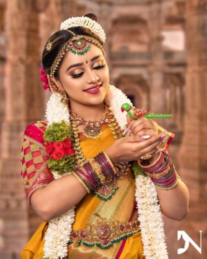 Dhanu shree Instagram - Iyengar bridal look amazingly done 😇

Mua : @makeupbydivyanagaraj 
jewels : @dnjewelleryhouse
Pc : @chidu.ln_portraits
Hair and flowers : @saidurgafloralarts
outfit : @waymore_priyanka