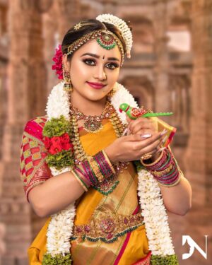 Dhanu shree Instagram - Iyengar bridal look amazingly done 😇

Mua : @makeupbydivyanagaraj 
jewels : @dnjewelleryhouse
Pc : @chidu.ln_portraits
Hair and flowers : @saidurgafloralarts
outfit : @waymore_priyanka