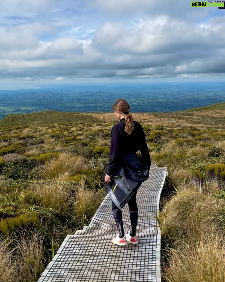 Diana Pereira - 1.8K Likes - And Just like that , o que queres fazer para o teu aniversĆ”rio Diana ? Subir mais de 6000 escadas , soprar as velas a ver o monte Egmont⦠voltar a descer as escadas a correr , na melhor companhia de sempre š„°ā¤ļø