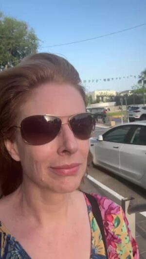 Diane Neal Instagram - A walk to the beach I thought you’d like to 
join me on. #spontaneous #nomakeup nofiler#
