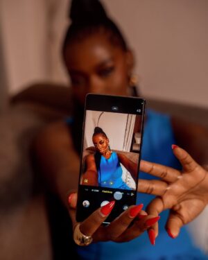 Diane Russet Instagram - Hey @tecnomobileng 🩵

#TECNOAI 
#CAMON40Series
#NoPoseJustSnap