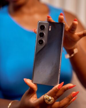 Diane Russet Instagram - Hey @tecnomobileng 🩵

#TECNOAI 
#CAMON40Series
#NoPoseJustSnap