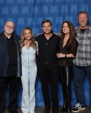 Dina Meyer Instagram - Old friends and awesome gifts.

Thank you again @c2e2 for a wonderful weekend.
And to all of the very special fans who came out to see us.
We ❤️ you all.

#starshiptroopers #reunion #starshiptroopersreunion #instalike #instagram #instagood