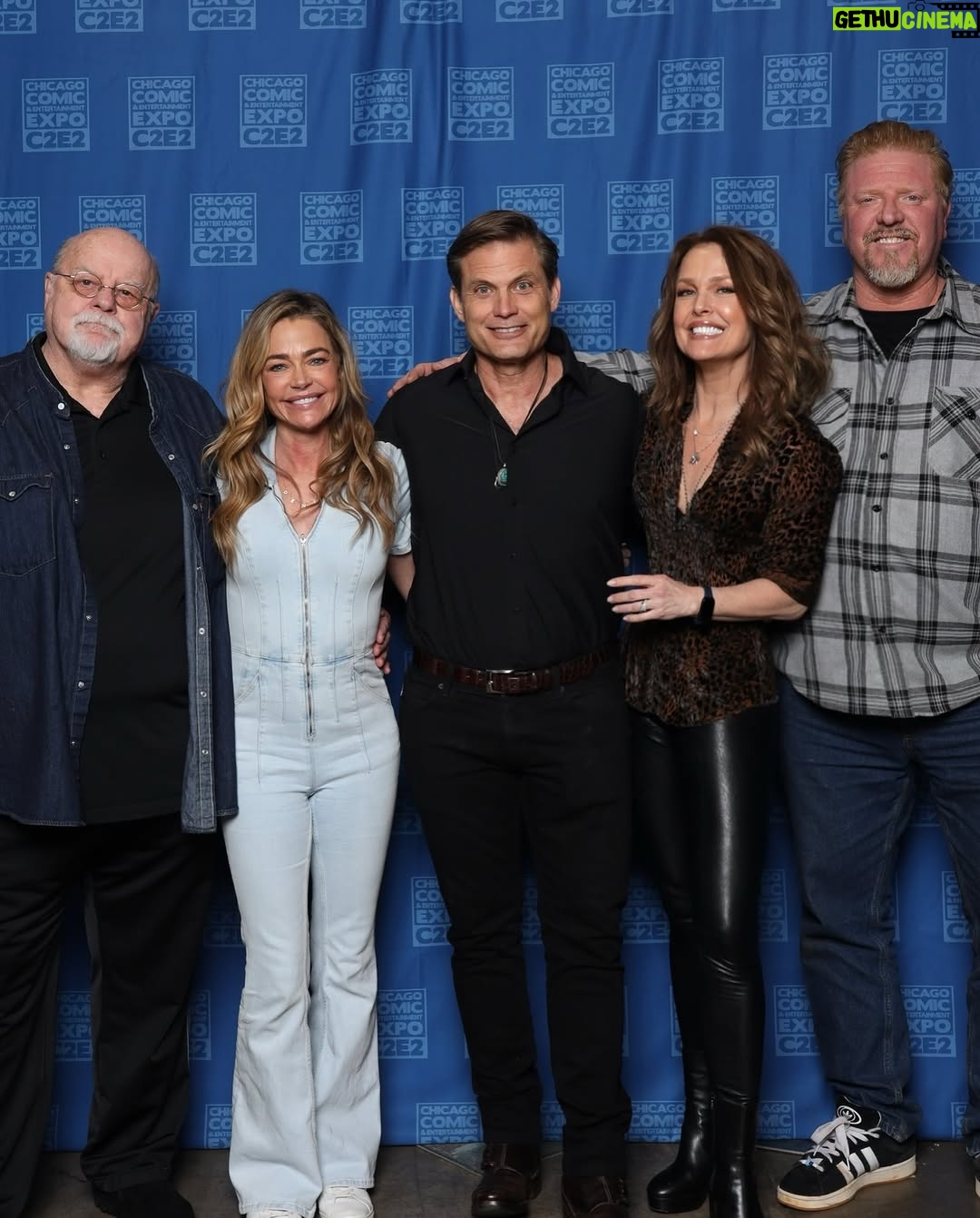 Dina Meyer - 21.4K Likes - Old friends and awesome gifts.
Thank you again @c2e2 for a wonderful weekend.
And to all of the very special fans who came out to see us.
We ❤️ you all.
#starshiptroopers #reunion #starshiptroopersreunion #instalike #instagram #instagood