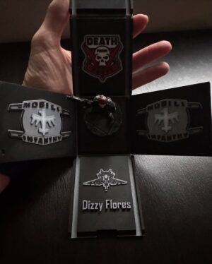 Dina Meyer Instagram - Old friends and awesome gifts.

Thank you again @c2e2 for a wonderful weekend.
And to all of the very special fans who came out to see us.
We ❤️ you all.

#starshiptroopers #reunion #starshiptroopersreunion #instalike #instagram #instagood