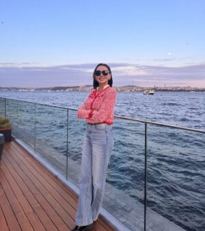 Dinara Satzhan Instagram - В Стамбуле 3 градуса. В Астане 22 🌞 
А Вы всё наговариваете на нашу столицу, холодно деп. 
Мне кажется стамбульские ветра могут дать мастер-класс нашим, как задувать так, чтоб прям до костей 😊