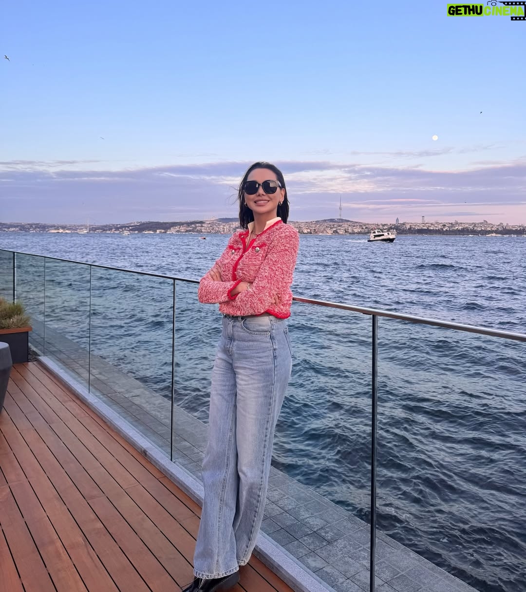 Dinara Satzhan - 31.7K Likes - В Стамбуле 3 градуса. В Астане 22 🌞
А Вы всё наговариваете на нашу столицу, холодно деп.
Мне кажется стамбульские ветра могут дать мастер-класс нашим, как задувать так, чтоб прям до костей 😊