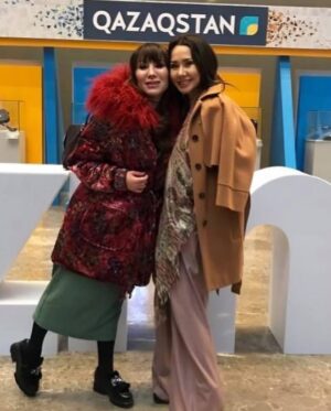 Dinara Satzhan Instagram - Однажды мы поехали с @aidakaumenova_official в Гуанчжоу за тканью, фурнитурой и просто отдохнуть. 
Это было лет 15 лет назад. 
Я тогда еще не знала, что в китайской бане можно переночевать 😊

В общем, целый день мы работали, а вечером пришли в огромный spa-отель. 
Там было всё. И рестораны, и парные всех видов. 
Женщины отдельно, мужчины отдельно. 
И мне казалось всё так дешево, что массаж мы делали аж по 2 раза. Пилинг соответственно тоже. 
И вот, когда кожа была отполирована до блеска. 
После вкусного ужина. 
Мы пошли спать на самый верхний этаж. 

Мой шок был в шоке. 
Это была огромная, как стадион комната с креслами-кроватью и мониторами. 
Полумрак. 
Люди отдыхали. Никто никому не мешал. 
Все в наушниках. 
Мы тоже уютно расположились. 
Поболтали и заснули. 

Обычно после парной у меня болит голова. 
Среди ночи я решила выпить лекарство и пошла вниз, где лежали наши вещи. 
Возвращаюсь, а на моем месте спит китаец😳

Я ему говорю: «I’m sorry, but it is my bed”.
Он меня не понимает. Подошла сотрудница и говорит: «здесь так. Ты встал и место потерял».
Я им: «но рядом моя подруга. Я же не могу ее бросить. Проснется утром, у нее будет шок. Где она меня тут найдет потом»?! 

В общем, убедила. 
Потом еще полчаса ждала, пока поменяют постель. А Аидочка в это время сладко спала. 

И таких историй у нас много! 
Люблю! Уважаю! Ценю! ❤️
За талант! За доброе сердце! За отношение! 

Ты достойна всего лучшего!!!! 
Пусть Всевышний оберегает Тебя и услышит все Твои желания и мечты 🙌
Туған күніңмен❤️ Жаным!