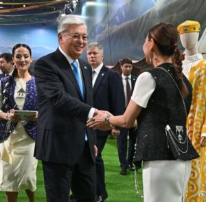 Dinara Satzhan Instagram - Киім тігу, киіз басу дәстүрлерін сақтап, жаңғырту арқылы заманауи қазақ киімінің тарихын қалыптастыруды жалғастыруға бүгін одан сайын ынта, шабытым оянды 🙌

Сән - бұл жұмсақ күш. 
Қазіргі қазақ шапандары арқылы біз мәдениетімізді, тарихымызды, салт-дәстүрімізді және ID-кодымызды насихаттаймыз 🇰🇿