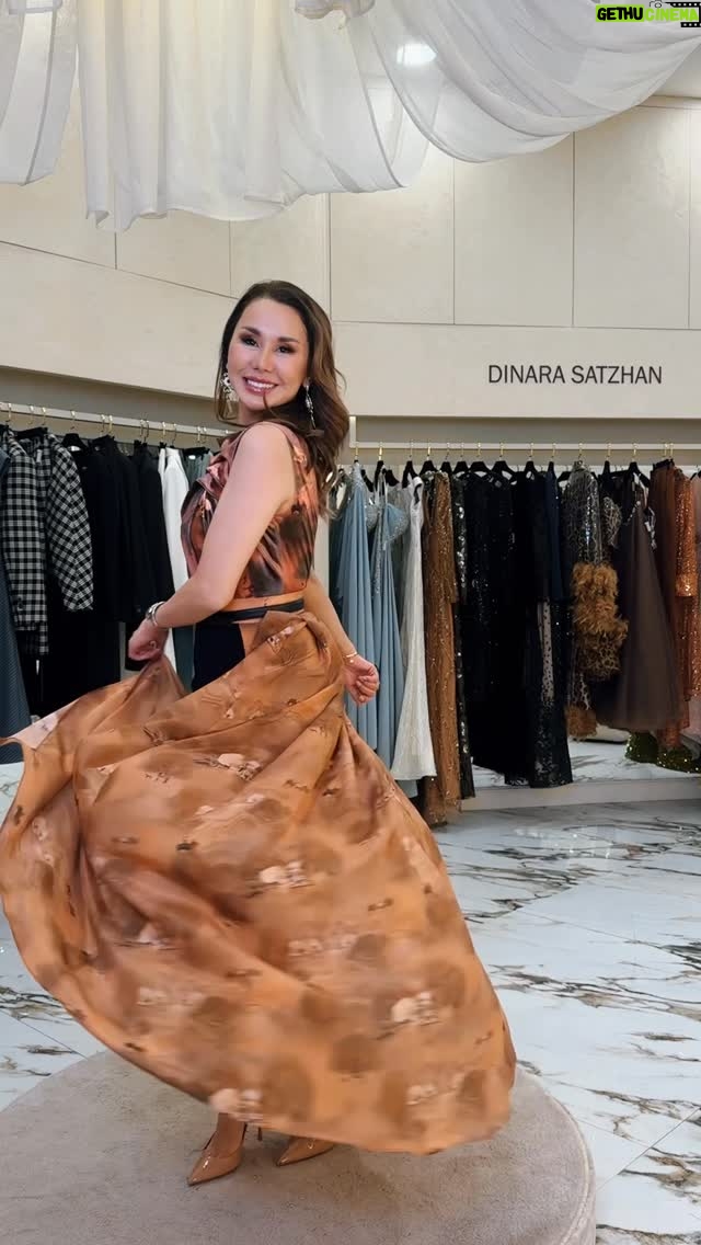 Dinara Satzhan - 15.2K Likes - Қазақи үлгідегі заманауи комбез — ұлттық нақыш пен сәннің үйлесімі😍🧡