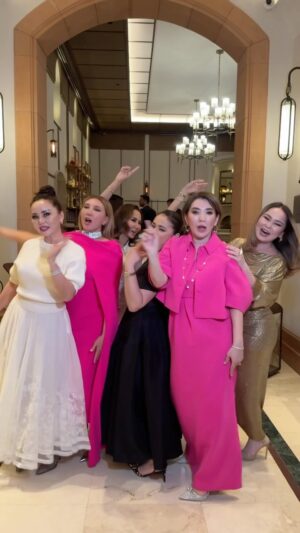 Dinara Satzhan Instagram - Сенің қысқа кигенің, ұят емес
Эщкере айтып, билегенің ұят емес.
Хақты айтып еркін болу - ұят емес,
Азат ой азат амал жат емес🫂