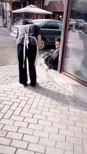 Dinara Satzhan Instagram - Мен @azamatc -тан мына видеоны көріп, көз жасымды тыя алмадым... 
Бұл қарт біреудің әкесі, атасы... 
Жақыныңа жәбір көрсетпеуге тырыс. 

Бақытты болғың келсе, ата-анаңның ешнәрсеге мұқтаж емес екеніне көз жеткіз🙏🏼 
Бата ​​– бақыт пен берекенің негізі!

Не смогла сдержать слез увидев эту картину. 
Слава Всевышнему есть добрые люди🙏
Может и не родные, но с сердцем ❤️