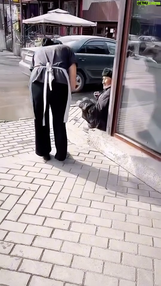Dinara Satzhan - 24.1K Likes - Мен @azamatc -тан мына видеоны көріп, көз жасымды тыя алмадым...
Бұл қарт біреудің әкесі, атасы...
Жақыныңа жәбір көрсетпеуге тырыс.
Бақытты болғың келсе, ата-анаңның ешнәрсеге мұқтаж емес екеніне көз жеткіз🙏🏼
Бата – бақыт пен берекенің негізі!
Не смогла сдержать слез увидев эту картину.
Слава Всевышнему есть добрые люди🙏
Может и не родные, но с сердцем ❤️