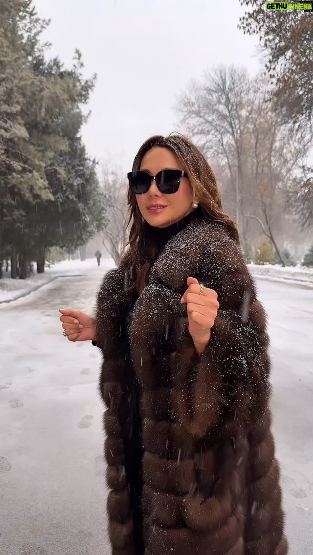 Dinara Satzhan - 14.3K Likes - 21 год назад я окончила ЖурФак КазГУ @farabi_university
Это был первый поток факультета Международной Журналистики. Мы учились 5 лет.
Мои одногруппники @kozachkov_offside @karla_kalibek чем я очень горжусь!
А наш сокурсник с казахского отделения @qanattan недавно стал Деканом ЖурФака.
Родной ВУЗ. Альма-матер практически всех известных журналистов Казахстана.
Факультет журналистики здесь был открыт в далеком 1941 году, вернее Казахский Институт Журналистики основанный еще в 1934 году присоединился тогда к КазГУ.
Вместе с коллегами из Медиа Альянса @mediaalliancekz мы решили взять на себя реновацию Телестудию имени Марата Барманкулова.
20 лет назад ее спонсировал @armanzhan Мерекеевич.
А в этом году спонсором выступит @kaspi.kz и выпускница КазГУ с красным дипломом ☝️
@marzhan.yelshibayevafazakarley
Скоро придем сюда на открытие обновленной телестудии.