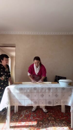 Dinara Satzhan Instagram - Абысындардан мастер-класс 🧑‍🍳 
Дана сэнсэй 🥋 @dana_zhaksylykova 
Ұлболсын сэнсэй 🥋 @ulbosynzhanykulova 
Айгерим сэнсэй @ai_5122815 
Және @raigul_zhan 😎