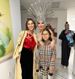 Dinara Satzhan Instagram - Ровно год назад мы с друзьями были в Алматы на шоу #Queen @bayanmaxatkyzy 👸 
Биографический мюзикл рассказывает о главных жизненных этапах Баян 🎤 

А 12 марта шоу «Queen” в Астане. На сцене @astanaballet 

Жизнь так динамична, что прошел всего лишь год, но в мюзикл уже нужно вносить коррективы 😊
Интересно, увидим малышек Алису и Алму? 🤔