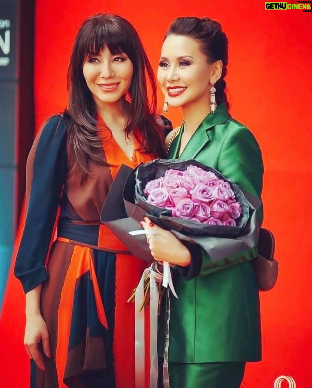 Dinara Satzhan - 16.3K Likes - Однажды мы поехали с @aidakaumenova_official в Гуанчжоу за тканью, фурнитурой и просто отдохнуть.
Это было лет 15 лет назад.
Я тогда еще не знала, что в китайской бане можно переночевать 😊
В общем, целый день мы работали, а вечером пришли в огромный spa-отель.
Там было всё. И рестораны, и парные всех видов.
Женщины отдельно, мужчины отдельно.
И мне казалось всё так дешево, что массаж мы делали аж по 2 раза. Пилинг соответственно тоже.
И вот, когда кожа была отполирована до блеска.
После вкусного ужина.
Мы пошли спать на самый верхний этаж.
Мой шок был в шоке.
Это была огромная, как стадион комната с креслами-кроватью и мониторами.
Полумрак.
Люди отдыхали. Никто никому не мешал.
Все в наушниках.
Мы тоже уютно расположились.
Поболтали и заснули.
Обычно после парной у меня болит голова.
Среди ночи я решила выпить лекарство и пошла вниз, где лежали наши вещи.
Возвращаюсь, а на моем месте спит китаец😳
Я ему говорю: «I’m sorry, but it is my bed”.
Он меня не понимает. Подошла сотрудница и говорит: «здесь так. Ты встал и место потерял».
Я им: «но рядом моя подруга. Я же не могу ее бросить. Проснется утром, у нее будет шок. Где она меня тут найдет потом»?!
В общем, убедила.
Потом еще полчаса ждала, пока поменяют постель. А Аидочка в это время сладко спала.
И таких историй у нас много!
Люблю! Уважаю! Ценю! ❤️
За талант! За доброе сердце! За отношение!
Ты достойна всего лучшего!!!!
Пусть Всевышний оберегает Тебя и услышит все Твои желания и мечты 🙌
Туған күніңмен❤️ Жаным!