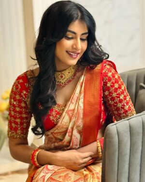 Divya Suresh Instagram - Happy ಯುಗಾದಿ everyone ❤️
Saree and blouse: @inayadesignerstudio my favourite ❤️‍🔥 
.

.

.

.#DS #divyasuresh