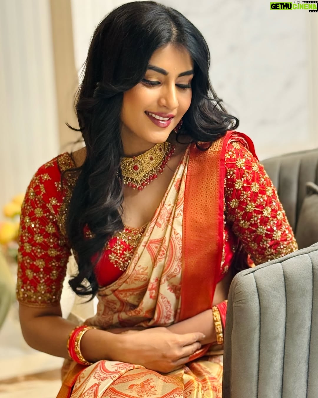 Divya Suresh - 16K Likes - Happy ಯುಗಾದಿ everyone ❤️
Saree and blouse: @inayadesignerstudio my favourite ❤️🔥
.
.
.
.#DS #divyasuresh