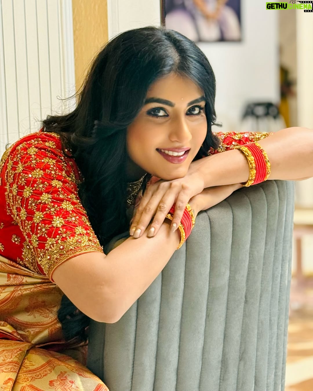 Divya Suresh - 16K Likes - Happy ಯುಗಾದಿ everyone ❤️
Saree and blouse: @inayadesignerstudio my favourite ❤️🔥
.
.
.
.#DS #divyasuresh
