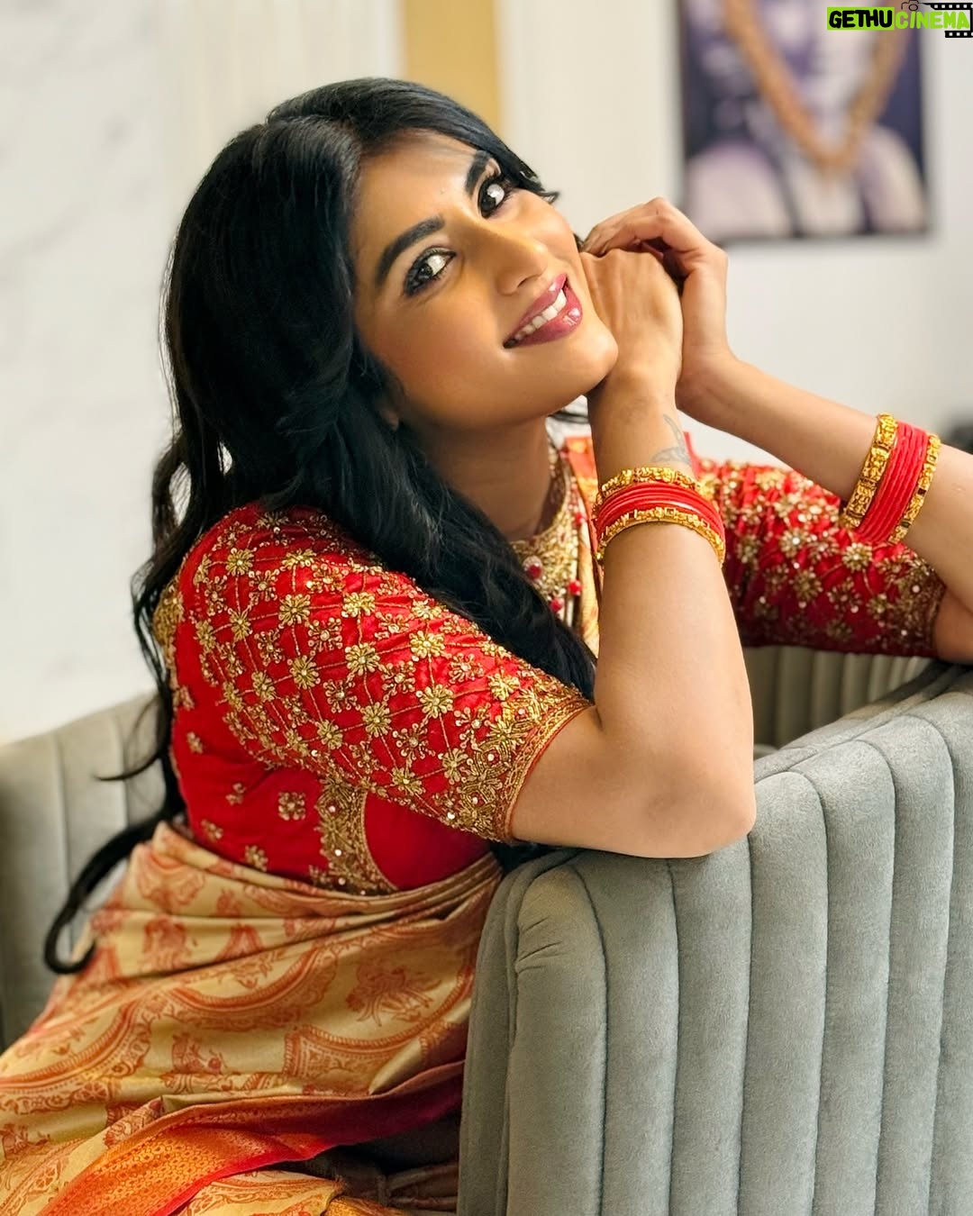 Divya Suresh - 16K Likes - Happy ಯುಗಾದಿ everyone ❤️
Saree and blouse: @inayadesignerstudio my favourite ❤️🔥
.
.
.
.#DS #divyasuresh