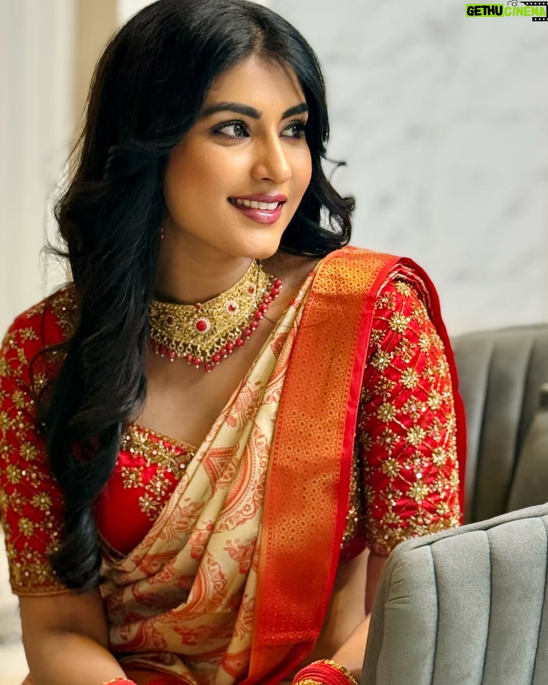 Divya Suresh - 16K Likes - Happy ಯುಗಾದಿ everyone ❤️
Saree and blouse: @inayadesignerstudio my favourite ❤️🔥
.
.
.
.#DS #divyasuresh