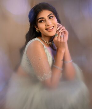 Divya Suresh Instagram - This is a modern fairy tale 
No happy endings 
No wind in our sails ,
Because the heart wants what it wants.
.

. 

@lepananagarajdesign 
@makeoverbyjuliet_mary 
@arunkummar_portraits 
@rakshita_hairdo 
@aishwarya_25_offical 
#ds #divyasuresh #lepananagaraj #photoshoot #fashion #makeup #fun