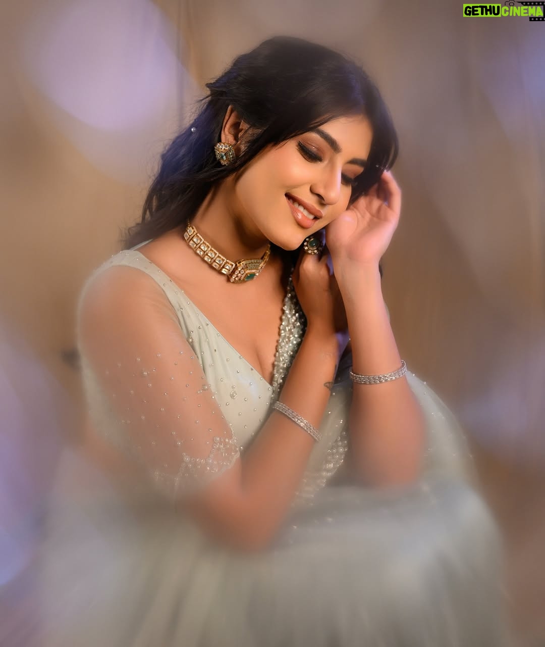 Divya Suresh - 9.3K Likes - This is a modern fairy tale
No happy endings
No wind in our sails ,
Because the heart wants what it wants.
.
.
@lepananagarajdesign
@makeoverbyjuliet_mary
@arunkummar_portraits
@rakshita_hairdo
@aishwarya_25_offical
#ds #divyasuresh #lepananagaraj #photoshoot #fashion #makeup #fun