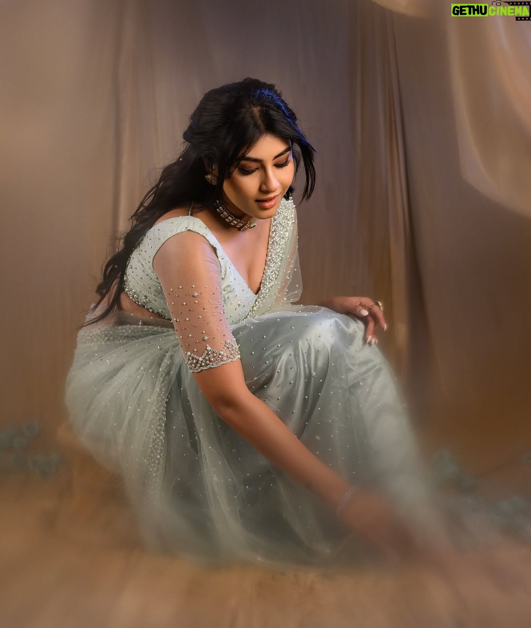 Divya Suresh - 9.3K Likes - This is a modern fairy tale
No happy endings
No wind in our sails ,
Because the heart wants what it wants.
.
.
@lepananagarajdesign
@makeoverbyjuliet_mary
@arunkummar_portraits
@rakshita_hairdo
@aishwarya_25_offical
#ds #divyasuresh #lepananagaraj #photoshoot #fashion #makeup #fun