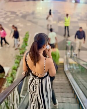 Divya Suresh Instagram - I scream for an ice cream, do you? 🥹
.

.

.#DS #divyasuresh #icecream