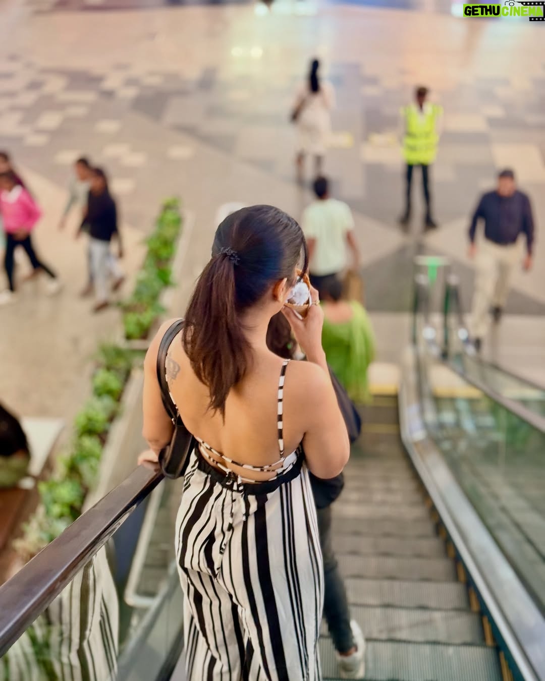 Divya Suresh - 20.9K Likes - I scream for an ice cream, do you? 🥹
.
.
.#DS #divyasuresh #icecream