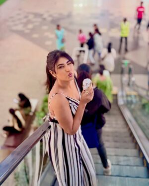 Divya Suresh Instagram - I scream for an ice cream, do you? 🥹
.

.

.#DS #divyasuresh #icecream
