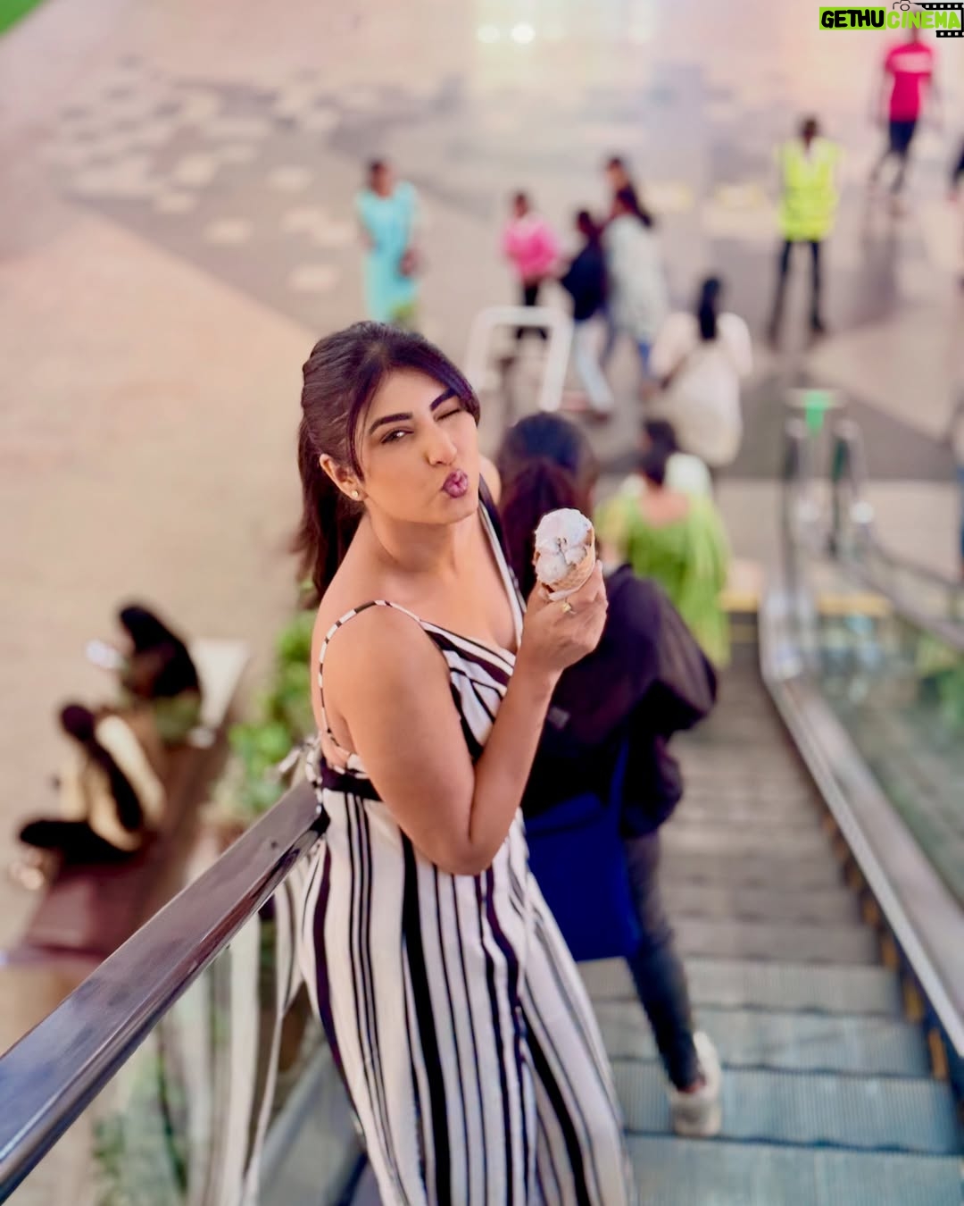Divya Suresh - 20.9K Likes - I scream for an ice cream, do you? 🥹
.
.
.#DS #divyasuresh #icecream