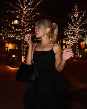 Donya Dadrasan Instagram - Keeping it cuteeeee ✨ 

Dress: @revolve @itsnbd