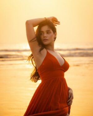 Drishti Thakur Instagram - Sunset therapy hits different 🌅 

#sunset #capture #moment #goldenhour #beautiful#vibes