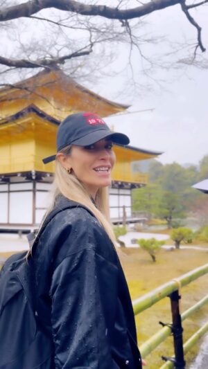 Elena Santarelli Instagram - Ieri sotto la pioggia abbiamo visitato il tempio d’oro Kinkaku-ji a Kyoto.
#noadv #japan #travel #kyoto #kinkaku-ju