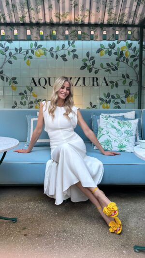 Elena Santarelli Instagram - Blonde 👱‍♀️

Yellow shoes by @aquazzura 
White dress @gibotroma @victoriabeckham 
Gold jewels @federicatosi 
White pochette @chanelofficial 

#noadvertising