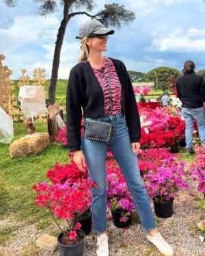 Elena Santarelli Instagram - Il meglio del florovivaismo italiano, collezioni botaniche insolite e rare, arredi da giardino, artigianato e oggettistica vintage e di creatività sostenibile. A completare l’esperienza, laboratori, installazioni, esperienze culturali e ludiche, degustazioni, presentazioni di libri, incontri con ricercatori e artisti di fama internazionale per approfondire le più importanti tematiche legate alla natura e all’ambiente.

Per me e’ la prima volta ..ci tornerò ogni anno 🙂

@floracult @icasalidelpino 

#noadv

#hocompratoibiglietti