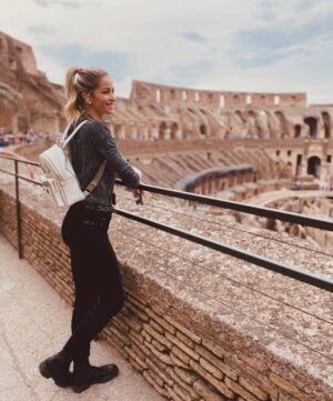 Elena Santarelli Instagram - Buon compleanno Roma ☺️
Perché si celebra il 21 aprile? La festività che si celebra ogni anno è legata alla fondazione di Roma che, secondo la leggenda, Romolo avrebbe fondato il 21 aprile del 753 a.C. “Maestosa, leggendaria, ricca di storia”