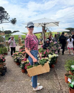 Elena Santarelli Instagram - Il meglio del florovivaismo italiano, collezioni botaniche insolite e rare, arredi da giardino, artigianato e oggettistica vintage e di creatività sostenibile. A completare l’esperienza, laboratori, installazioni, esperienze culturali e ludiche, degustazioni, presentazioni di libri, incontri con ricercatori e artisti di fama internazionale per approfondire le più importanti tematiche legate alla natura e all’ambiente.

Per me e’ la prima volta ..ci tornerò ogni anno 🙂

@floracult @icasalidelpino 

#noadv

#hocompratoibiglietti