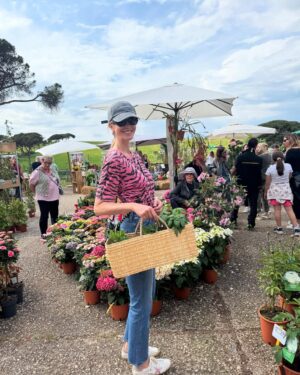 Elena Santarelli Instagram - Il meglio del florovivaismo italiano, collezioni botaniche insolite e rare, arredi da giardino, artigianato e oggettistica vintage e di creatività sostenibile. A completare l’esperienza, laboratori, installazioni, esperienze culturali e ludiche, degustazioni, presentazioni di libri, incontri con ricercatori e artisti di fama internazionale per approfondire le più importanti tematiche legate alla natura e all’ambiente.

Per me e’ la prima volta ..ci tornerò ogni anno 🙂

@floracult @icasalidelpino 

#noadv

#hocompratoibiglietti