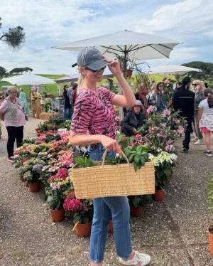 Elena Santarelli Instagram - Il meglio del florovivaismo italiano, collezioni botaniche insolite e rare, arredi da giardino, artigianato e oggettistica vintage e di creatività sostenibile. A completare l’esperienza, laboratori, installazioni, esperienze culturali e ludiche, degustazioni, presentazioni di libri, incontri con ricercatori e artisti di fama internazionale per approfondire le più importanti tematiche legate alla natura e all’ambiente.

Per me e’ la prima volta ..ci tornerò ogni anno 🙂

@floracult @icasalidelpino 

#noadv

#hocompratoibiglietti