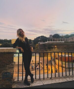 Elena Santarelli Instagram - Buon compleanno Roma ☺️
Perché si celebra il 21 aprile? La festività che si celebra ogni anno è legata alla fondazione di Roma che, secondo la leggenda, Romolo avrebbe fondato il 21 aprile del 753 a.C. “Maestosa, leggendaria, ricca di storia”
