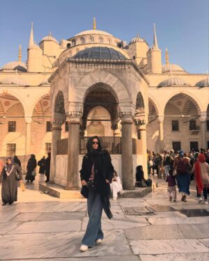 Elena Santarelli Instagram - Cosa vedere ad Istanbul :

Galata tower 
Eminönü 
Karaköy ( Güllüoğlu baklava) 
Balat 
İstiklal street 
Hagia Sofia 
Blue mosque 
Sultan Ahmet 
Basilica Cistern
Ortaköy 
Ortaköy mosque 
Bebek 
Palazzo domanblanche
Gran bazar 
Mercato delle spezie 
Quartiere asiatico 
Andate da starbucks a bebek per una vista pazzesca 

Noi abbiamo dormito sul Bosforo allo Swiss hotel ( colazione super )
-abbiamo girato in taxi e con la metro/tram considerando sempre il traffico ed abbiamo camminato tanto 😅

Cibo da provare 
İskender 
Kebab 
Lahmacun 
Döner 
Köfte
Çiğ köfte

 Cappadocia :

Ci siamo affidati a BILAL la nostra guida super  90 (532) 346 87 34

Abbiamo dormito ad uchisar : kistar cave hotel

Sempre ad uchisar trovate un hotel super super super si chiama Argos cappadocia 

Noi abbiamo preferito un family hotel delizioso 

Ad uchisar abbiamo mangiato al seki restaurant 
 E sakli konak cappadocia 

Per mangiare : aravan evi cappadocia 

Oldgreekhouse.com

Per il giro in mongolfiera vi consiglio @skywayballoons o @turquazballoons 
Potete farvi prenotare il giro anche dal vostro hotel , così evitate la fregatura che abbiamo preso noi 

All’aeroporto in cappadocia abbiamo affittato l’auto e dopo circa un’ora siamo arrivati ad uchisar. 

Se volete fare una serata senza figli provate : https://www.frankieistanbul.com/ 

16 roof 

Vogue restaurant 

Lokanta 1741 

Novikov 

The roof Istanbul 

Pandeli restaurant nel bazar egiziano 

Hurren Sultan amami per hammam