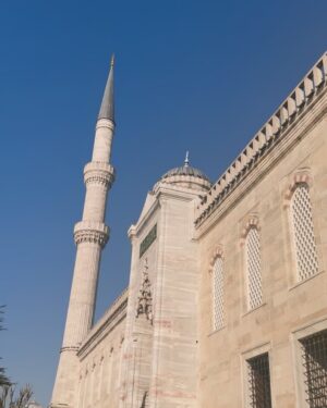 Elena Santarelli Instagram - Cosa vedere ad Istanbul :

Galata tower 
Eminönü 
Karaköy ( Güllüoğlu baklava) 
Balat 
İstiklal street 
Hagia Sofia 
Blue mosque 
Sultan Ahmet 
Basilica Cistern
Ortaköy 
Ortaköy mosque 
Bebek 
Palazzo domanblanche
Gran bazar 
Mercato delle spezie 
Quartiere asiatico 
Andate da starbucks a bebek per una vista pazzesca 

Noi abbiamo dormito sul Bosforo allo Swiss hotel ( colazione super )
-abbiamo girato in taxi e con la metro/tram considerando sempre il traffico ed abbiamo camminato tanto 😅

Cibo da provare 
İskender 
Kebab 
Lahmacun 
Döner 
Köfte
Çiğ köfte

 Cappadocia :

Ci siamo affidati a BILAL la nostra guida super  90 (532) 346 87 34

Abbiamo dormito ad uchisar : kistar cave hotel

Sempre ad uchisar trovate un hotel super super super si chiama Argos cappadocia 

Noi abbiamo preferito un family hotel delizioso 

Ad uchisar abbiamo mangiato al seki restaurant 
 E sakli konak cappadocia 

Per mangiare : aravan evi cappadocia 

Oldgreekhouse.com

Per il giro in mongolfiera vi consiglio @skywayballoons o @turquazballoons 
Potete farvi prenotare il giro anche dal vostro hotel , così evitate la fregatura che abbiamo preso noi 

All’aeroporto in cappadocia abbiamo affittato l’auto e dopo circa un’ora siamo arrivati ad uchisar. 

Se volete fare una serata senza figli provate : https://www.frankieistanbul.com/ 

16 roof 

Vogue restaurant 

Lokanta 1741 

Novikov 

The roof Istanbul 

Pandeli restaurant nel bazar egiziano 

Hurren Sultan amami per hammam
