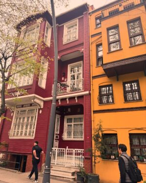 Elena Santarelli Instagram - Cosa vedere ad Istanbul :

Galata tower 
Eminönü 
Karaköy ( Güllüoğlu baklava) 
Balat 
İstiklal street 
Hagia Sofia 
Blue mosque 
Sultan Ahmet 
Basilica Cistern
Ortaköy 
Ortaköy mosque 
Bebek 
Palazzo domanblanche
Gran bazar 
Mercato delle spezie 
Quartiere asiatico 
Andate da starbucks a bebek per una vista pazzesca 

Noi abbiamo dormito sul Bosforo allo Swiss hotel ( colazione super )
-abbiamo girato in taxi e con la metro/tram considerando sempre il traffico ed abbiamo camminato tanto 😅

Cibo da provare 
İskender 
Kebab 
Lahmacun 
Döner 
Köfte
Çiğ köfte

 Cappadocia :

Ci siamo affidati a BILAL la nostra guida super  90 (532) 346 87 34

Abbiamo dormito ad uchisar : kistar cave hotel

Sempre ad uchisar trovate un hotel super super super si chiama Argos cappadocia 

Noi abbiamo preferito un family hotel delizioso 

Ad uchisar abbiamo mangiato al seki restaurant 
 E sakli konak cappadocia 

Per mangiare : aravan evi cappadocia 

Oldgreekhouse.com

Per il giro in mongolfiera vi consiglio @skywayballoons o @turquazballoons 
Potete farvi prenotare il giro anche dal vostro hotel , così evitate la fregatura che abbiamo preso noi 

All’aeroporto in cappadocia abbiamo affittato l’auto e dopo circa un’ora siamo arrivati ad uchisar. 

Se volete fare una serata senza figli provate : https://www.frankieistanbul.com/ 

16 roof 

Vogue restaurant 

Lokanta 1741 

Novikov 

The roof Istanbul 

Pandeli restaurant nel bazar egiziano 

Hurren Sultan amami per hammam