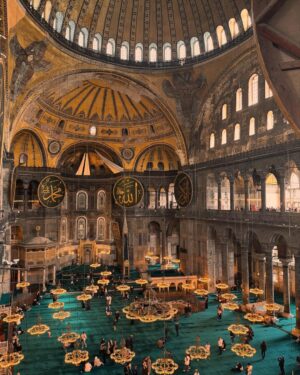 Elena Santarelli Instagram - Cosa vedere ad Istanbul :

Galata tower 
Eminönü 
Karaköy ( Güllüoğlu baklava) 
Balat 
İstiklal street 
Hagia Sofia 
Blue mosque 
Sultan Ahmet 
Basilica Cistern
Ortaköy 
Ortaköy mosque 
Bebek 
Palazzo domanblanche
Gran bazar 
Mercato delle spezie 
Quartiere asiatico 
Andate da starbucks a bebek per una vista pazzesca 

Noi abbiamo dormito sul Bosforo allo Swiss hotel ( colazione super )
-abbiamo girato in taxi e con la metro/tram considerando sempre il traffico ed abbiamo camminato tanto 😅

Cibo da provare 
İskender 
Kebab 
Lahmacun 
Döner 
Köfte
Çiğ köfte

 Cappadocia :

Ci siamo affidati a BILAL la nostra guida super  90 (532) 346 87 34

Abbiamo dormito ad uchisar : kistar cave hotel

Sempre ad uchisar trovate un hotel super super super si chiama Argos cappadocia 

Noi abbiamo preferito un family hotel delizioso 

Ad uchisar abbiamo mangiato al seki restaurant 
 E sakli konak cappadocia 

Per mangiare : aravan evi cappadocia 

Oldgreekhouse.com

Per il giro in mongolfiera vi consiglio @skywayballoons o @turquazballoons 
Potete farvi prenotare il giro anche dal vostro hotel , così evitate la fregatura che abbiamo preso noi 

All’aeroporto in cappadocia abbiamo affittato l’auto e dopo circa un’ora siamo arrivati ad uchisar. 

Se volete fare una serata senza figli provate : https://www.frankieistanbul.com/ 

16 roof 

Vogue restaurant 

Lokanta 1741 

Novikov 

The roof Istanbul 

Pandeli restaurant nel bazar egiziano 

Hurren Sultan amami per hammam