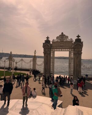 Elena Santarelli Instagram - Cosa vedere ad Istanbul :

Galata tower 
Eminönü 
Karaköy ( Güllüoğlu baklava) 
Balat 
İstiklal street 
Hagia Sofia 
Blue mosque 
Sultan Ahmet 
Basilica Cistern
Ortaköy 
Ortaköy mosque 
Bebek 
Palazzo domanblanche
Gran bazar 
Mercato delle spezie 
Quartiere asiatico 
Andate da starbucks a bebek per una vista pazzesca 

Noi abbiamo dormito sul Bosforo allo Swiss hotel ( colazione super )
-abbiamo girato in taxi e con la metro/tram considerando sempre il traffico ed abbiamo camminato tanto 😅

Cibo da provare 
İskender 
Kebab 
Lahmacun 
Döner 
Köfte
Çiğ köfte

 Cappadocia :

Ci siamo affidati a BILAL la nostra guida super  90 (532) 346 87 34

Abbiamo dormito ad uchisar : kistar cave hotel

Sempre ad uchisar trovate un hotel super super super si chiama Argos cappadocia 

Noi abbiamo preferito un family hotel delizioso 

Ad uchisar abbiamo mangiato al seki restaurant 
 E sakli konak cappadocia 

Per mangiare : aravan evi cappadocia 

Oldgreekhouse.com

Per il giro in mongolfiera vi consiglio @skywayballoons o @turquazballoons 
Potete farvi prenotare il giro anche dal vostro hotel , così evitate la fregatura che abbiamo preso noi 

All’aeroporto in cappadocia abbiamo affittato l’auto e dopo circa un’ora siamo arrivati ad uchisar. 

Se volete fare una serata senza figli provate : https://www.frankieistanbul.com/ 

16 roof 

Vogue restaurant 

Lokanta 1741 

Novikov 

The roof Istanbul 

Pandeli restaurant nel bazar egiziano 

Hurren Sultan amami per hammam