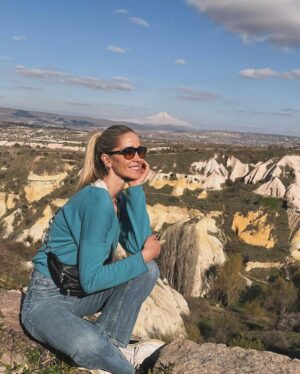 Elena Santarelli Instagram - Cosa vedere ad Istanbul :

Galata tower 
Eminönü 
Karaköy ( Güllüoğlu baklava) 
Balat 
İstiklal street 
Hagia Sofia 
Blue mosque 
Sultan Ahmet 
Basilica Cistern
Ortaköy 
Ortaköy mosque 
Bebek 
Palazzo domanblanche
Gran bazar 
Mercato delle spezie 
Quartiere asiatico 
Andate da starbucks a bebek per una vista pazzesca 

Noi abbiamo dormito sul Bosforo allo Swiss hotel ( colazione super )
-abbiamo girato in taxi e con la metro/tram considerando sempre il traffico ed abbiamo camminato tanto 😅

Cibo da provare 
İskender 
Kebab 
Lahmacun 
Döner 
Köfte
Çiğ köfte

 Cappadocia :

Ci siamo affidati a BILAL la nostra guida super  90 (532) 346 87 34

Abbiamo dormito ad uchisar : kistar cave hotel

Sempre ad uchisar trovate un hotel super super super si chiama Argos cappadocia 

Noi abbiamo preferito un family hotel delizioso 

Ad uchisar abbiamo mangiato al seki restaurant 
 E sakli konak cappadocia 

Per mangiare : aravan evi cappadocia 

Oldgreekhouse.com

Per il giro in mongolfiera vi consiglio @skywayballoons o @turquazballoons 
Potete farvi prenotare il giro anche dal vostro hotel , così evitate la fregatura che abbiamo preso noi 

All’aeroporto in cappadocia abbiamo affittato l’auto e dopo circa un’ora siamo arrivati ad uchisar. 

Se volete fare una serata senza figli provate : https://www.frankieistanbul.com/ 

16 roof 

Vogue restaurant 

Lokanta 1741 

Novikov 

The roof Istanbul 

Pandeli restaurant nel bazar egiziano 

Hurren Sultan amami per hammam